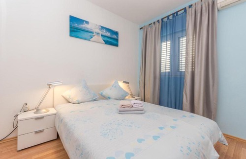 Gornji Karin Apartment | One-Bedroom Apartment in Gornji Karin