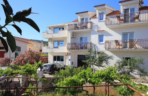 Slatine Apartment | One bedroom apartment with balcony and sea view Slatine, Čiovo (A-24266-d)