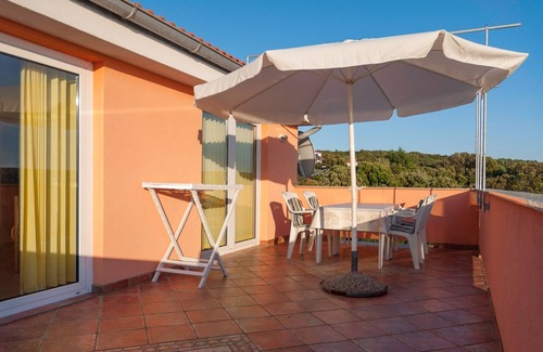 Rab Town Apartment | One bedroom apartment with terrace and sea view Supetarska Draga - Gonar, Rab (A-16738-b)