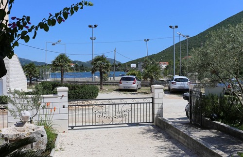 Mali Ston Apartment | One bedroom apartment with terrace and sea view Mali Ston, Pelješac (A-10226-a)