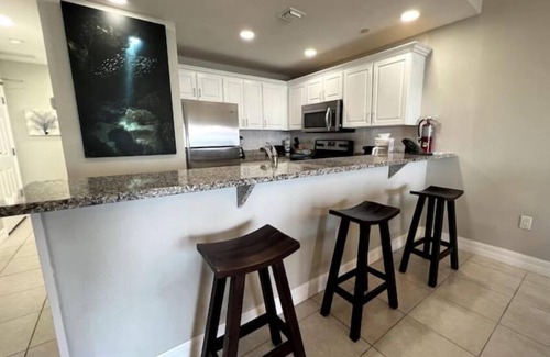 Colliers Bay Apartment | One Bedroom Beachfront Penthouse Condo Sleeps 4