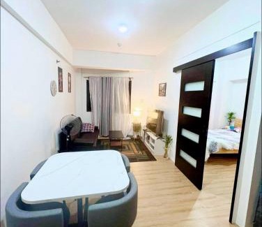 Bagumbayan Apartment | One Bedroom condo Unit in Eastwood Libis . Fast free wifi/netflix