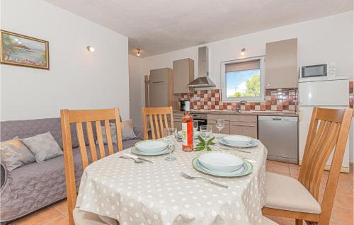 Bilice House | One-Bedroom Holiday Home In Bilice