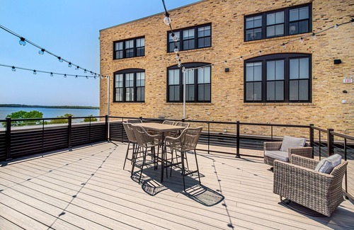 Madison House | One Bedroom King with Office with views of Lake Monona in the heart of downtown.