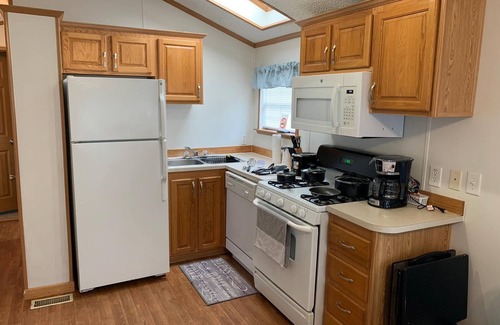 North Fort Myers Cottage | One Bedroom/One Bathroom Poolside Cottage