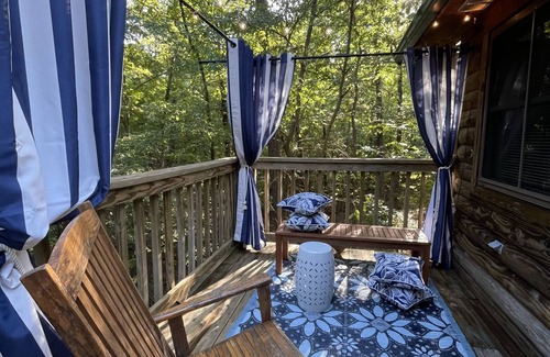 Mount Ida Cottage | One bedroom, one bath log-sided cottage with private hot tub on Lake Ouachita. by RedAwning