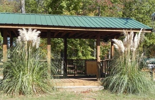Cross Hill Cabin | One Bedroom Private Getaway with Lake Access