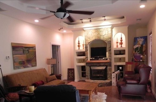 Cross Hill Cabin | One Bedroom Private Getaway with Lake Access
