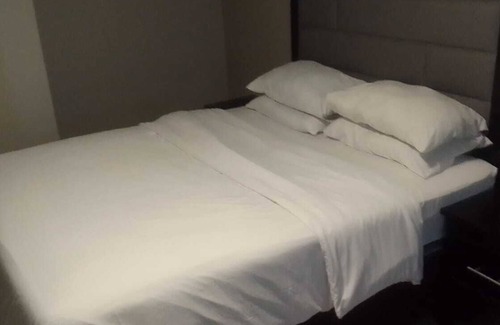 Greater Johannesburg Metropolitan Area Apartment | One Bedroom Unit In Central Rosebank