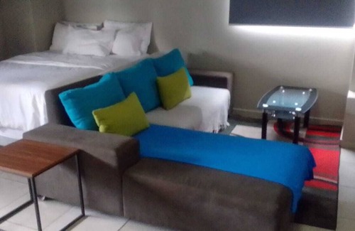 Greater Johannesburg Metropolitan Area Apartment | One Bedroom Unit In Central Rosebank
