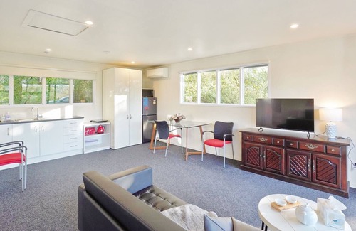 Waitoki Apartment | One Bedroom Unitfarm Stay Getaway in Waitoki