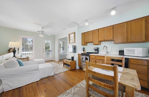 Seaside House | One Bedroom Guest Cottage in Seaside, 8 Houses to Beach + 2 Adult Bikes!