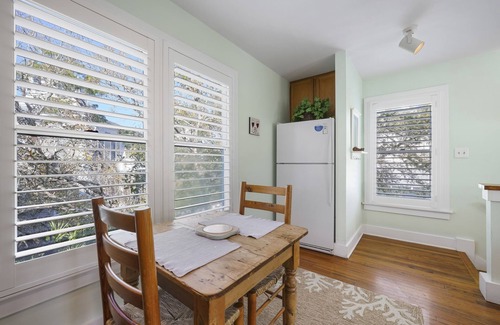 Seaside House | One Bedroom Guest Cottage in Seaside, 8 Houses to Beach + 2 Adult Bikes!