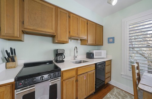 Seaside House | One Bedroom Guest Cottage in Seaside, 8 Houses to Beach + 2 Adult Bikes!