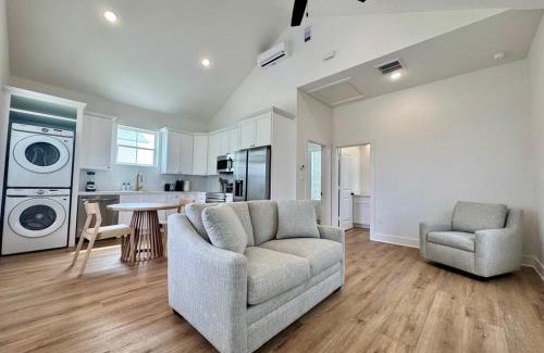 Galveston House | One Bedroom Villa Walk to Beach