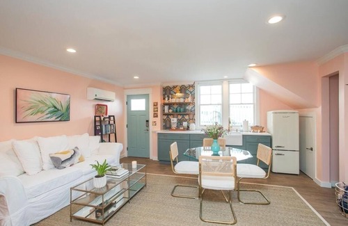 Hillsboro Village Apartment | One Block from Belmont Guest Suite-2 BR-Sleeps 6