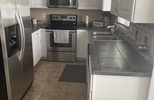 Bullhead City House | One block to the River, sports park, dogs, AC garage games!