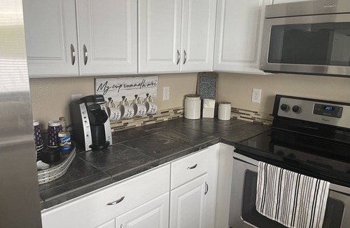 Bullhead City House | One block to the River, sports park, dogs, AC garage games!