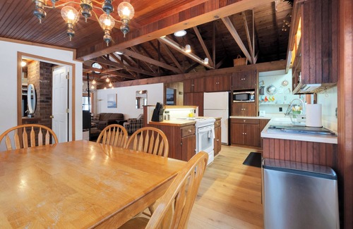 Onekama House | One Cozy Cottage- Pumpkin Spice & Lakeside Vibes – Fall Getaway Awaits!