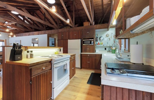 Onekama House | One Cozy Cottage- Pumpkin Spice & Lakeside Vibes – Fall Getaway Awaits!
