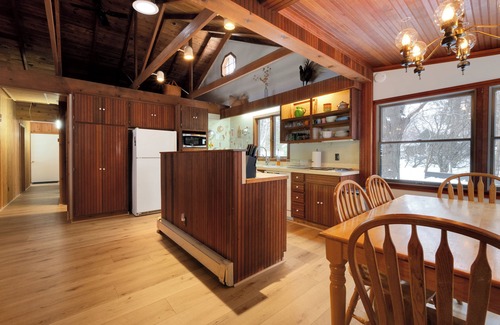 Onekama House | One Cozy Cottage- Pumpkin Spice & Lakeside Vibes – Fall Getaway Awaits!