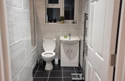 Enfield Highway Apartment | One double room in A 4 bed in Enfield north London