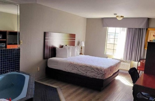 El Cajon House | One King Jacuzzi Suite