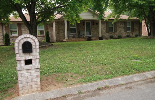 Murfreesboro House | One level home close to interstate and 25 minutes to Nashville.