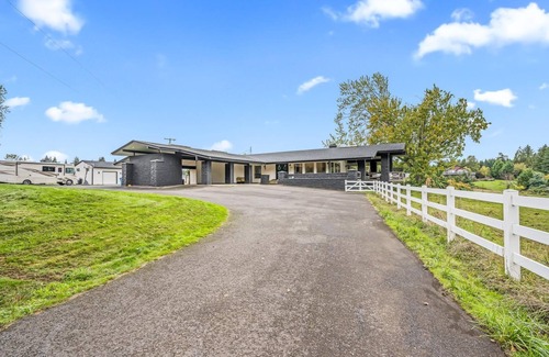 Ridgefield House | One level Home w/hot tub minutes from Ilana Casino on Acreage. Close to freeway