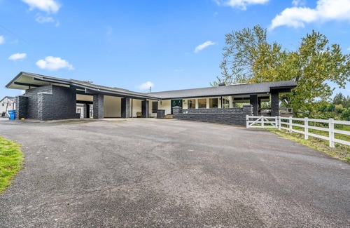 Ridgefield House | One level Home w/hot tub minutes from Ilana Casino on Acreage. Close to freeway