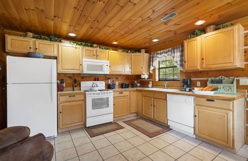 Big Cedars Cabin | One Level Log Cabin, Free Tickets, Minutes from Big Cedar, Wood Burning Fireplace, Dog Friendly