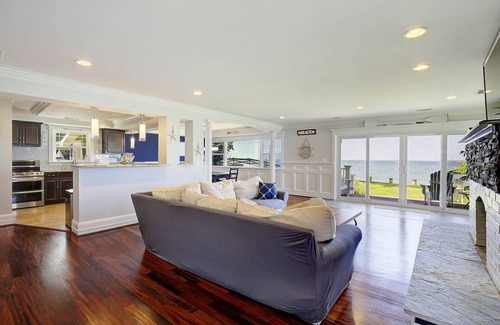 Stevensville House | One-level waterfront home with beach and stunning views all the way to the Bay Bridge