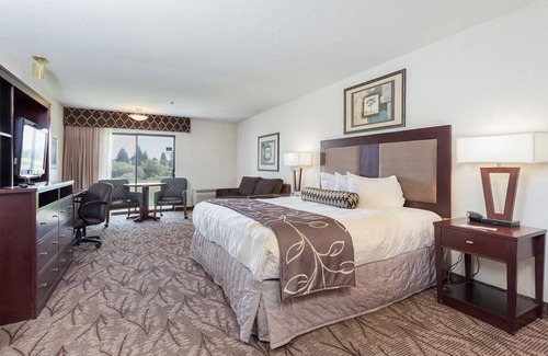 Idaho Falls Hotel | ONE MAJESTIC KING UNIT! POOL, HOT-TUB, SPA, PARKING!
