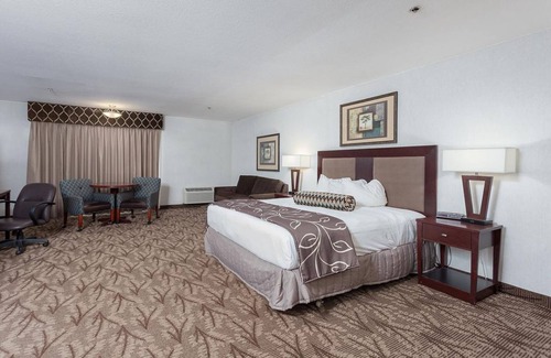 Idaho Falls Hotel | ONE MAJESTIC KING UNIT! POOL, HOT-TUB, SPA, PARKING!
