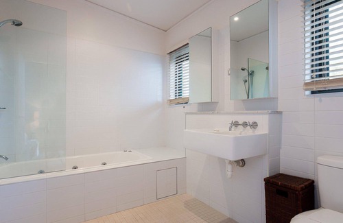Boat Harbour House | One Mile Ridge, 12a/26 One Mile Close - stunning views, air con, infinity pool