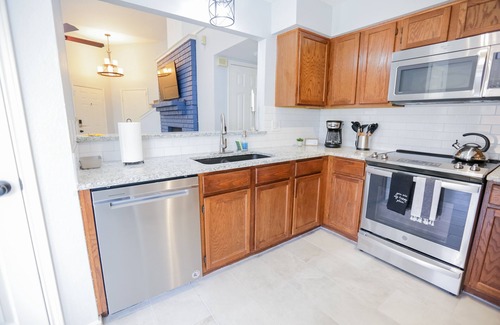 John T White House | One of a kind 10 min from AT&T stadium! 3 BR 2 BA