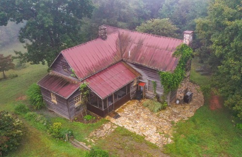 Rutherfordton House | One of a kind historic farmhouse 10 minutes from Tryon Equestrian. Speaks French