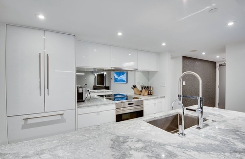 Crosstown Condo | One-of-a-Kind Luxury 3 Bed Penthouse w/huge Private Patio, Hot tub & Firetable!