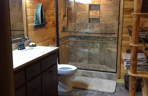 Butler Cabin | ONE OF A KIND LUXURY LAKESIDE TREE HOUSEPontoon, Ski, Hike, Rejuvenate
