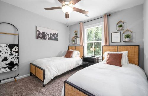 Clarksville House | One-Of-A-Kind Smart, Cookie Themed Home For Up to 6