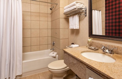 Rothschild Hotel | One Queen Studio With Kitchen, Access to Pool, Hot Tub, and Gym