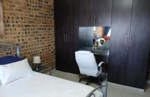 Oranjeville House | One Stop