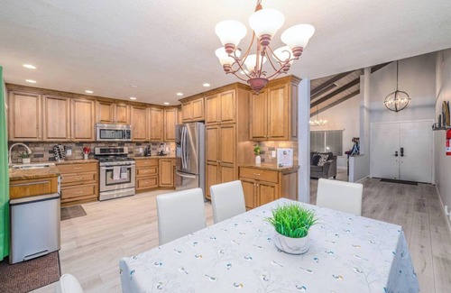 Laguna Hills House | One-Story w/Backyard & FastWiFi (Avocado Perch)