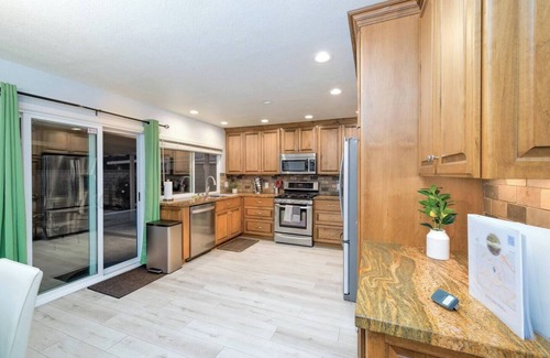 Laguna Hills House | One-Story w/Backyard & FastWiFi (Avocado Perch)