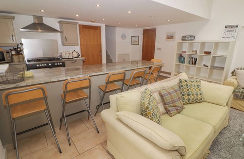 Dinas Cross Cottage | ONE TREE HOUSE, pet friendly, with open fire in Dinas Cross
