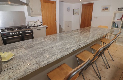 Dinas Cross Cottage | ONE TREE HOUSE, pet friendly, with open fire in Dinas Cross