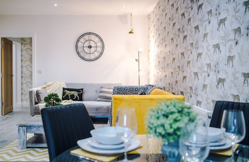 Eccles Apartment | One&Two Bedroom Luxe Apts near Trafford