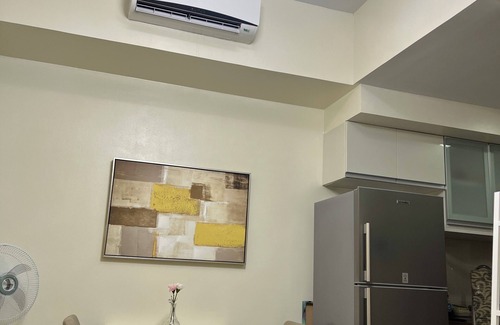 Guadalupe Nuevo Apartment | One Uptown Residence BGC 1BR, Netflix, w/pool use, fast WiFi