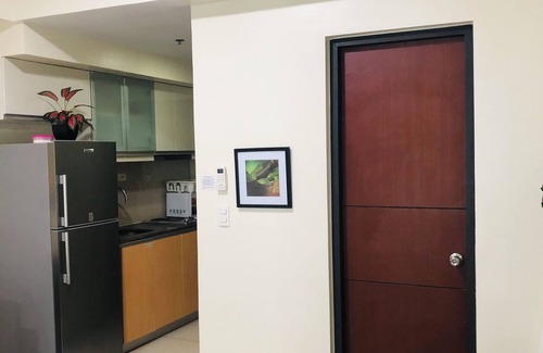 Guadalupe Nuevo Apartment | One Uptown Residence BGC 1BR, Netflix, w/pool use, fast WiFi