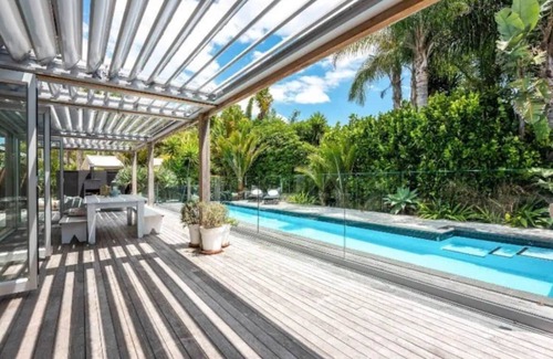 Oneroa House | ONEROA OASIS with heated Pool
